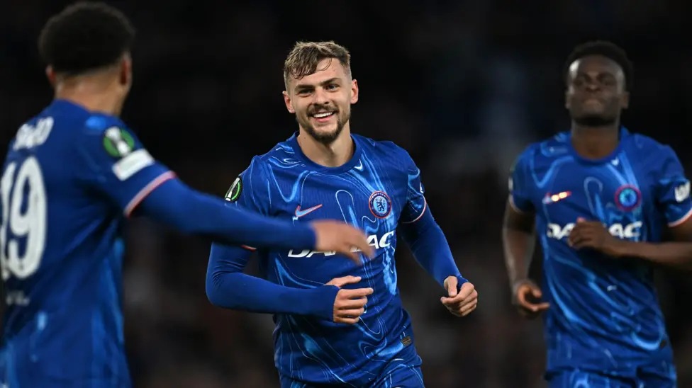 切爾西隊的基爾南&middot;德斯伯里&middot;霍爾(KiernanDewsbury-Hall)慶祝攻破佐加頓斯隊的球門