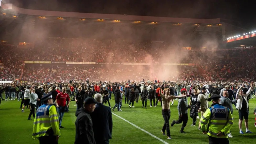 終場(chǎng)哨聲響起后，查爾頓球迷涌入球場(chǎng)慶祝