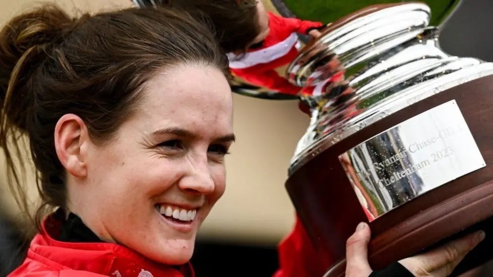 2022 年，Rachael Blackmore 騎著 A Plus Tard 贏得了切爾滕納姆金杯賽冠軍