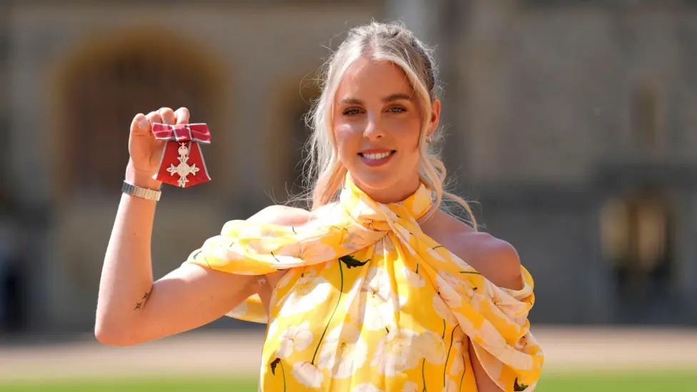 基莉&middot;霍奇金森在溫莎城堡接受大英帝國員佐勛章