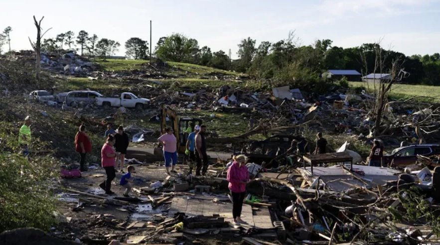 肯塔基州社區(qū)成員和工作人員清理社區(qū)內(nèi)的廢墟