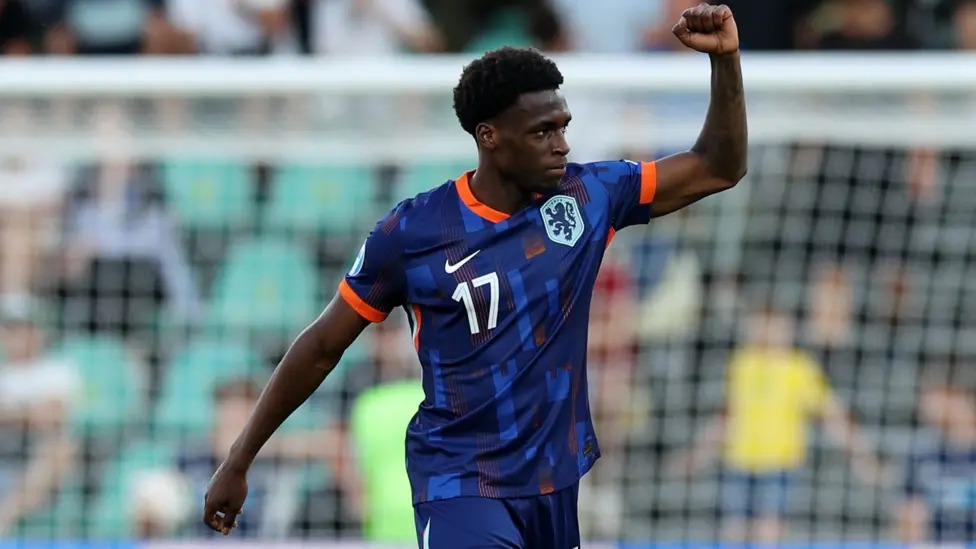 荷蘭隊(duì)的埃內(nèi)斯特&middot;波庫(kù)打進(jìn)全場(chǎng)唯一進(jìn)球