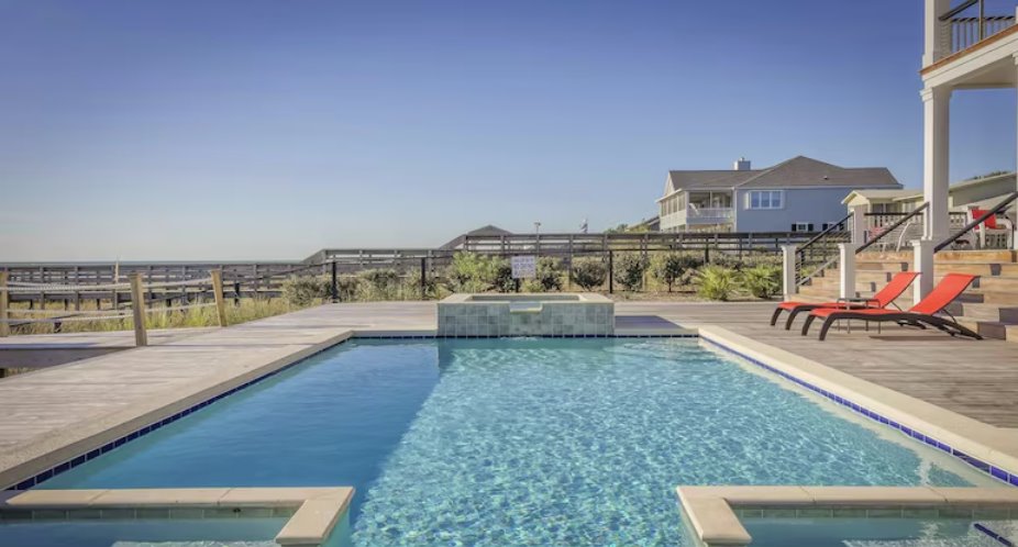 這個備受爭議的泳池標(biāo)志在網(wǎng)上瘋傳，引發(fā)了人們對其指導(dǎo)方針的憤怒。