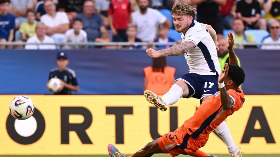 哈維&middot;埃利奧特梅開二度，助英格蘭 U21 隊晉級 2025 年歐洲杯決賽