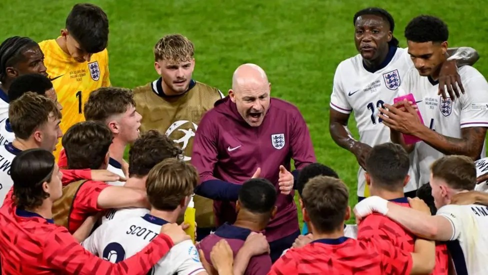 卡斯利在戰(zhàn)勝德國隊(duì)的比賽中，在加時(shí)賽開始前和半場(chǎng)休息時(shí)與球員們進(jìn)行了交談