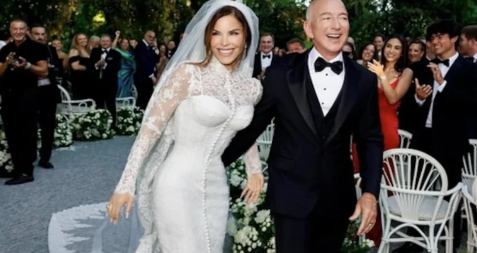 頒獎(jiǎng)典禮上，馬泰奧&middot;波切利演唱了貓王埃爾維斯&middot;普雷斯利的《情不自禁墜入愛河》