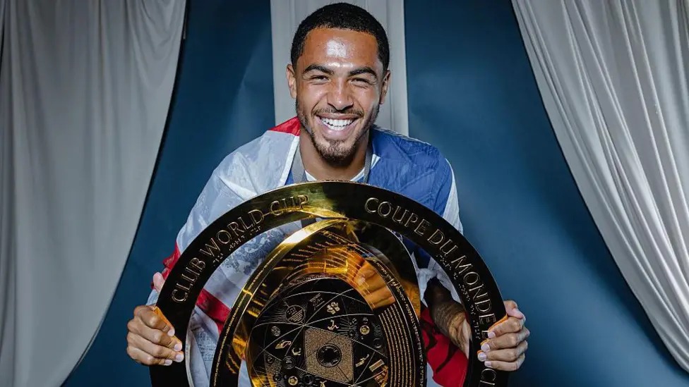 切爾西后衛(wèi)列維&middot;科爾威爾微笑著與世俱杯獎杯合影