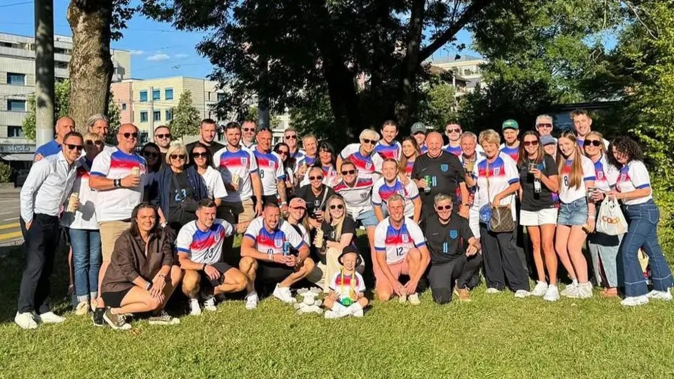 球隊背后的團隊&mdash;&mdash;英格蘭女足球員的家人和朋友周五聚在一起度過一個夜晚。