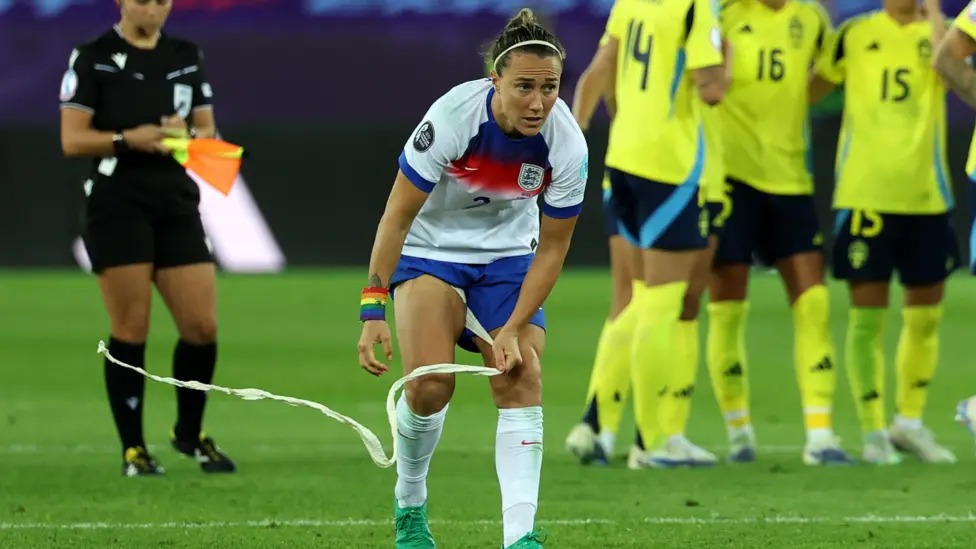 英格蘭對陣瑞典的四分之一決賽中，露西&middot;布朗茲用膠帶纏住她的腿。