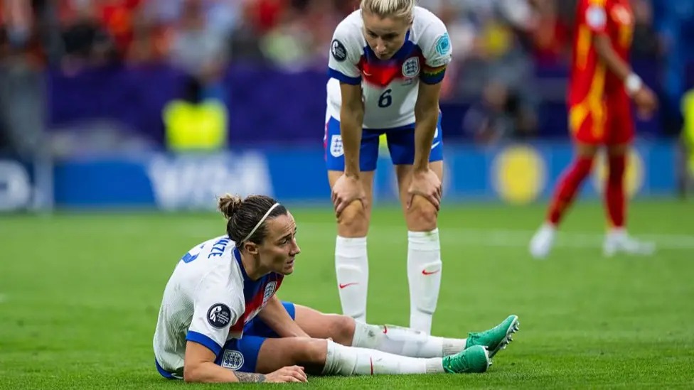 2025年歐洲杯決賽英格蘭對陣西班牙期間，英格蘭隊的露西&middot;布朗澤倒在地上。