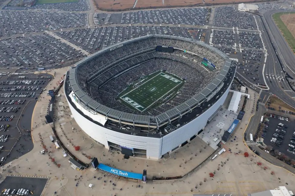 大都會人壽體育場可容納82,500名觀眾，是NFL最大的體育場，并將舉辦2026年世界杯決賽