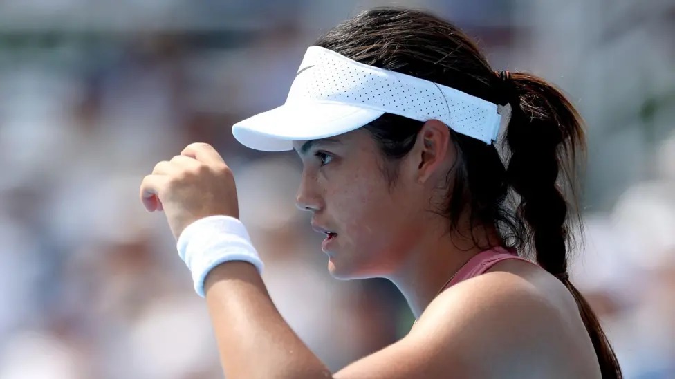 艾瑪&middot;拉杜卡努(EmmaRaducanu)在辛辛那提公開(kāi)賽輸給阿琳娜&middot;薩巴倫卡(ArynaSabalenka)時(shí)做出反應(yīng)