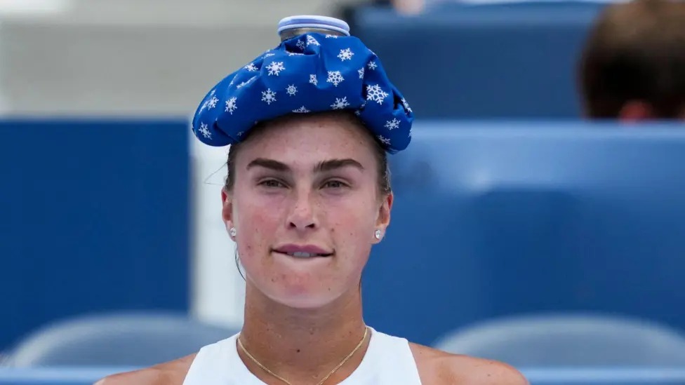 比賽期間，俄亥俄州的氣溫高達(dá)32攝氏度，濕度也很高，Aryna Sabalenka把冰毛巾放在頭上