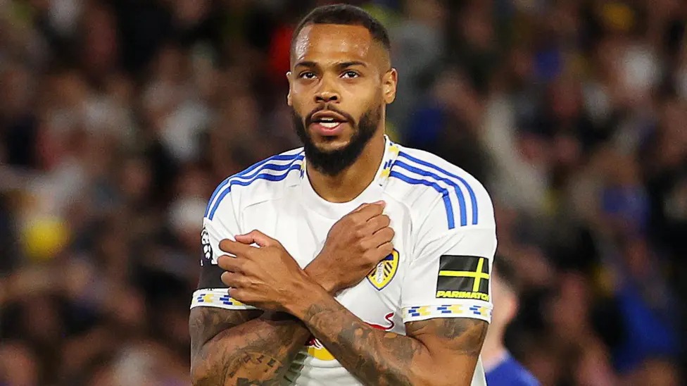 盧卡斯&middot;恩梅查在埃蘭路球場對陣埃弗頓的比賽中為利茲聯(lián)隊主場點球破門，并取得領先后慶祝