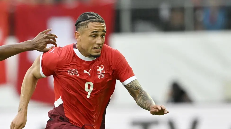 諾亞&middot;奧卡福代表瑞士隊(duì)出場(chǎng)24次，攻入兩球