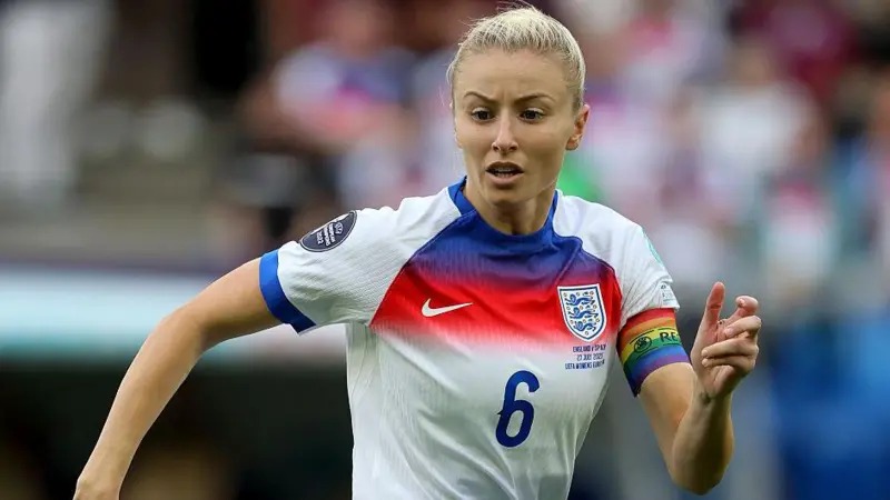 今年夏天，萊婭&middot;威廉姆森率領(lǐng)英格蘭隊(duì)在歐洲杯上擊敗西班牙隊(duì)，成為首位在海外捧起歐洲重要獎(jiǎng)杯的英格蘭隊(duì)長(zhǎng)。