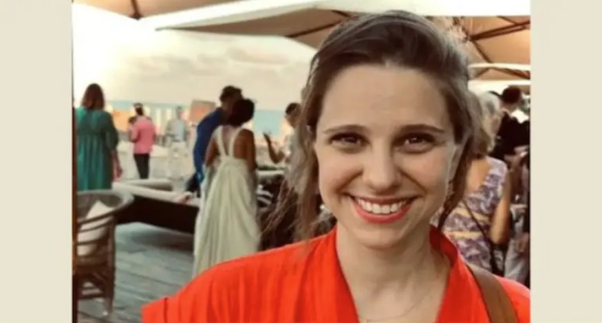 她離開(kāi)是為了追求自己的個(gè)人愛(ài)好，即利用藝術(shù)、音樂(lè)和講故事來(lái)幫助人們。