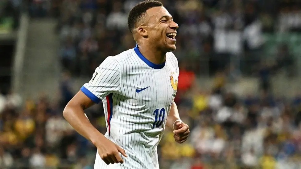 姆巴佩代表法國隊(duì)對(duì)陣烏克蘭隊(duì)進(jìn)球后笑容滿面