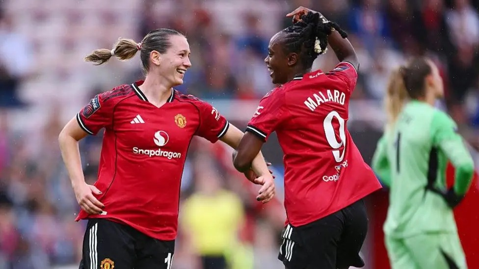 進球者伊麗莎白&middot;特蘭德（左）和梅爾文&middot;馬拉德慶祝曼聯(lián)對陣萊斯特城的第二個進球