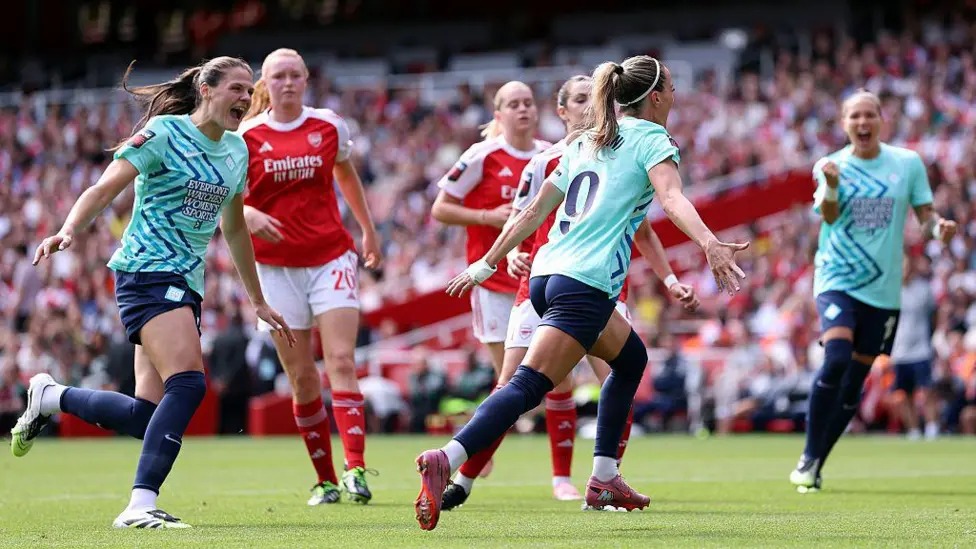 隊長科索瓦雷&middot;阿斯拉尼(KosovareAsllani)為倫敦城女足在阿聯(lián)酋航空體育場攻入女子超級聯(lián)賽的首粒進(jìn)球，幫助球隊取得領(lǐng)先