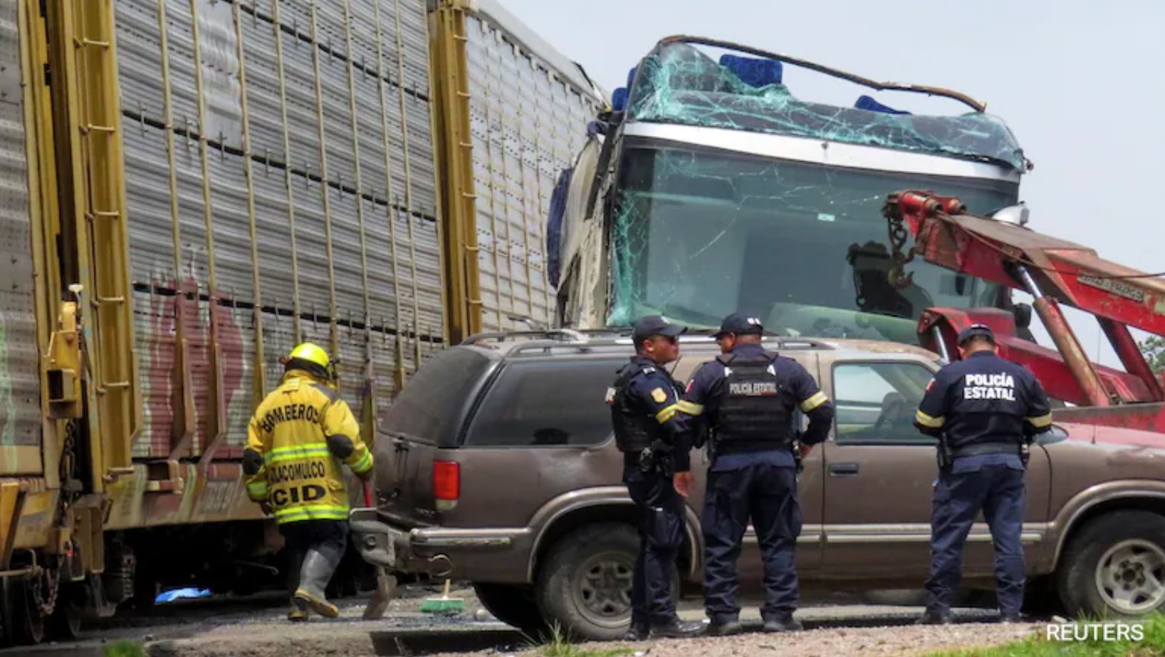 一輛貨運列車撞上一輛雙層客車，造成至少10人死亡。