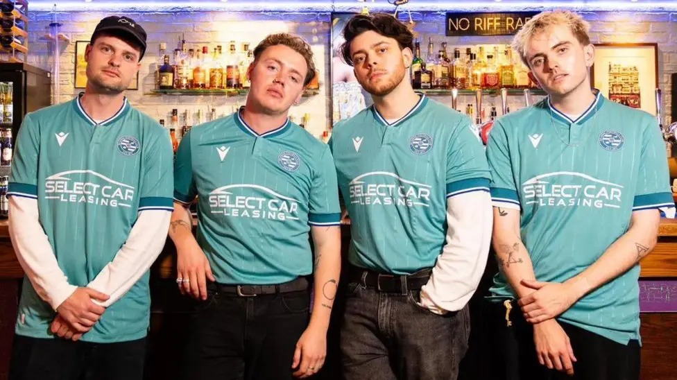 只有詩人樂隊曾為劉易斯&middot;卡帕爾迪、Yungblud和Bastille樂隊助陣。