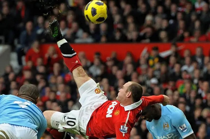 2011年，韋恩&middot;魯尼代表曼聯(lián)對陣曼城時打進標(biāo)志性倒鉤球