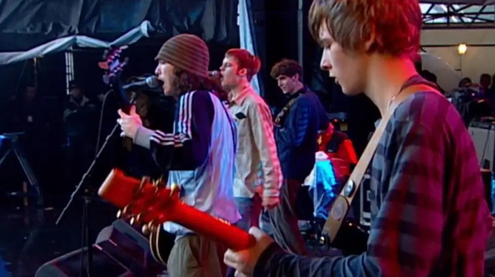 利物浦隊的瑞安&middot;格拉文貝奇在安菲爾德球場對陣埃弗頓隊的默西塞德郡德比中慶祝首開紀(jì)錄