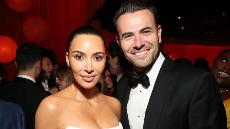 電影制片人本&middot;溫斯頓(BenWinston)與金&middot;卡戴珊(KimKardashian)合影，他已持有阿森納隊季票30多年