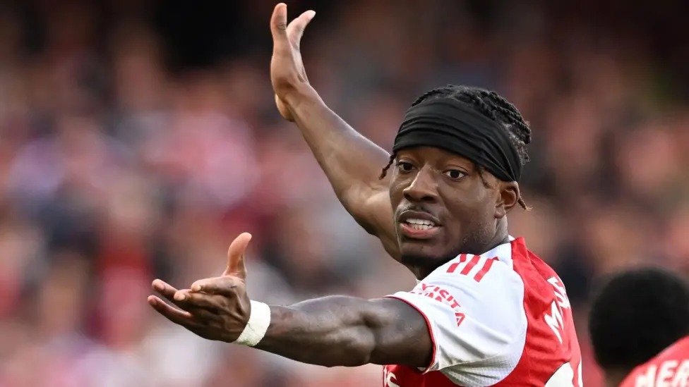 在與曼城的比賽中，諾尼&middot;馬杜克被布卡約&middot;薩卡替換