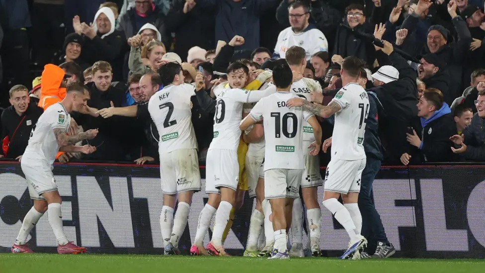 斯旺西隊在補時階段連入兩球，以3-2擊敗諾丁漢森林隊，此前他們曾0-2落后