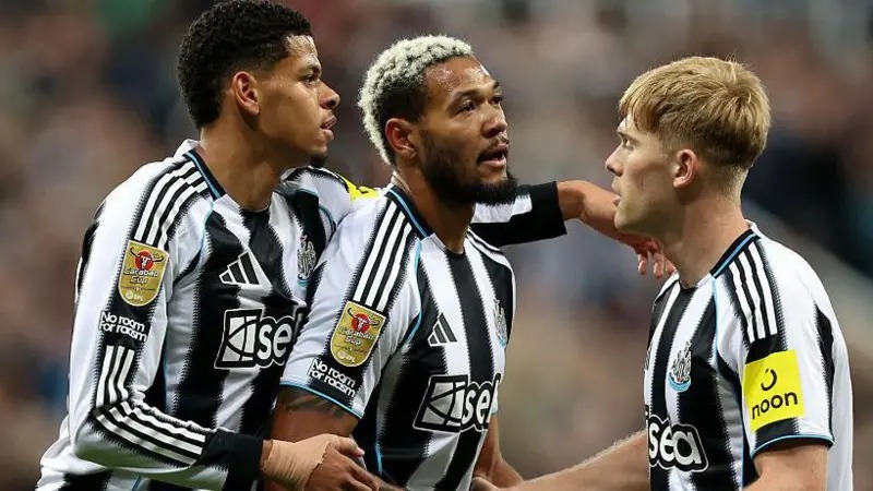 喬林頓在紐卡斯爾聯(lián)隊首開紀錄后與隊友威廉&middot;奧蘇拉和劉易斯&middot;霍爾一起慶祝