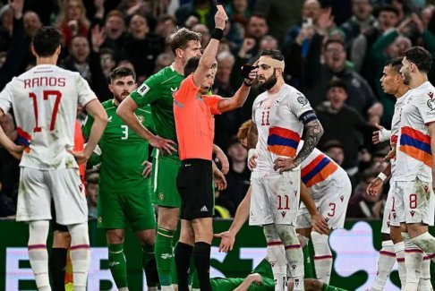 世界杯預(yù)選賽亞美尼亞隊長阿扎茲被紅牌罰下