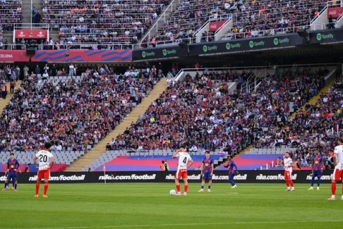 西甲聯(lián)賽抗議活動持續(xù)進行 更多球員保持站立