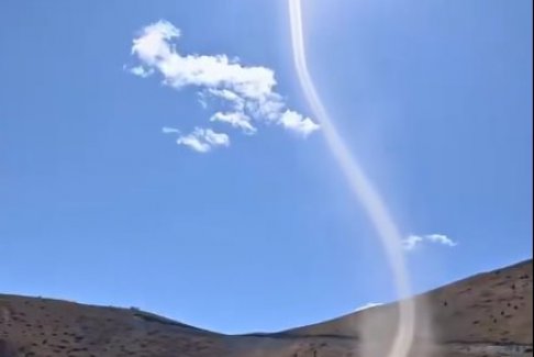 網(wǎng)友拍下龍卷風(fēng)“幼崽” 宛若小蛇