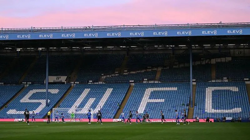 謝菲爾德星期三對陣?yán)澛?lián)的比賽中，希爾斯堡看臺空無一人