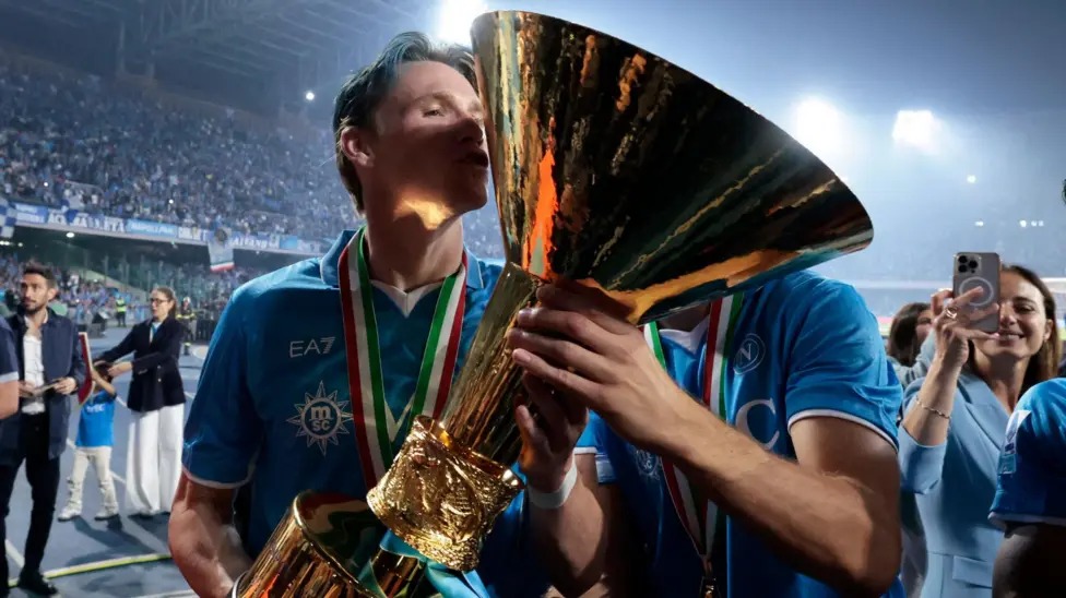 斯科特&middot;麥克托米奈捧起意甲冠軍獎(jiǎng)杯，意甲冠軍是麥克托米奈職業(yè)生涯中第三項(xiàng)重要榮譽(yù)，此前他曾隨曼聯(lián)贏得足總杯和聯(lián)賽杯。