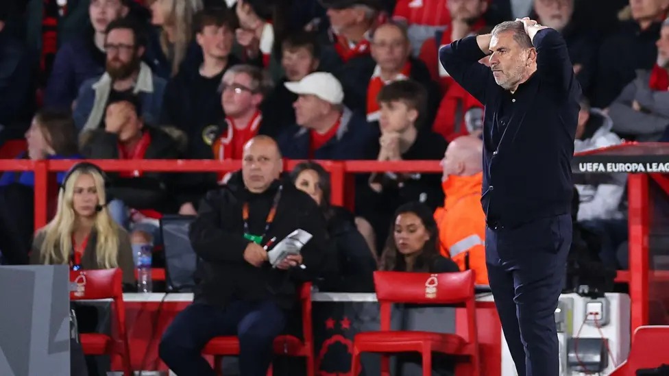 安格&middot;波斯特科格魯雙手抱頭，看著諾丁漢森林隊慘敗