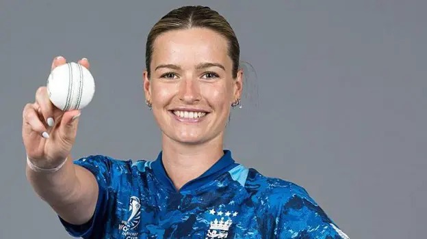 英格蘭投球手勞倫&middot;貝爾，于2022年首次代表英格蘭參加三項(xiàng)賽事