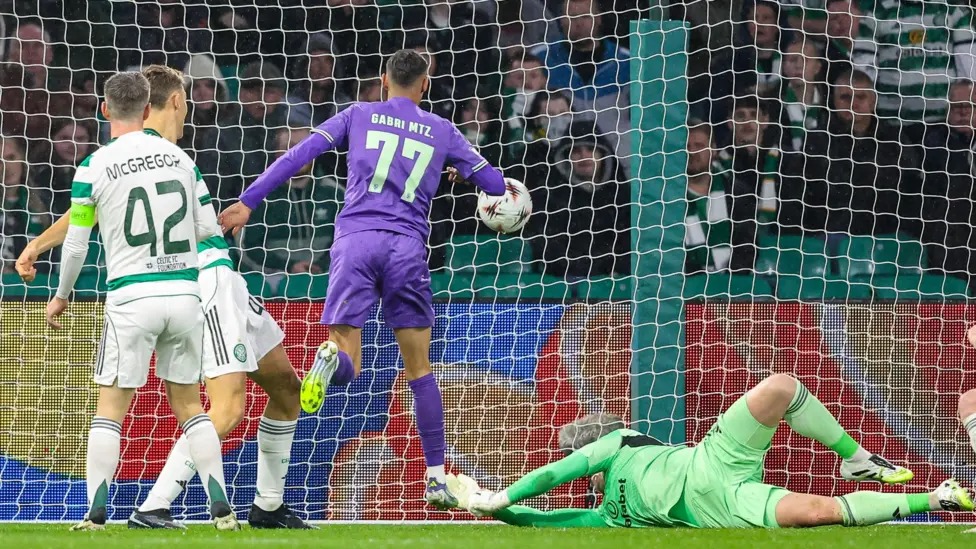 加布里&middot;馬丁內(nèi)斯看著球從他身上反彈回凱爾特人球門，這是布拉加的第二個(gè)進(jìn)球