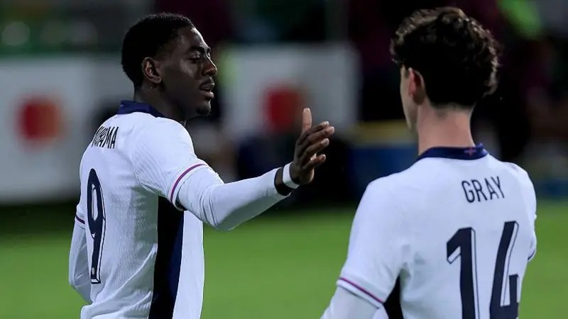 迪文&middot;穆巴馬（左）于2024年從西漢姆聯(lián)隊轉(zhuǎn)會至曼城隊