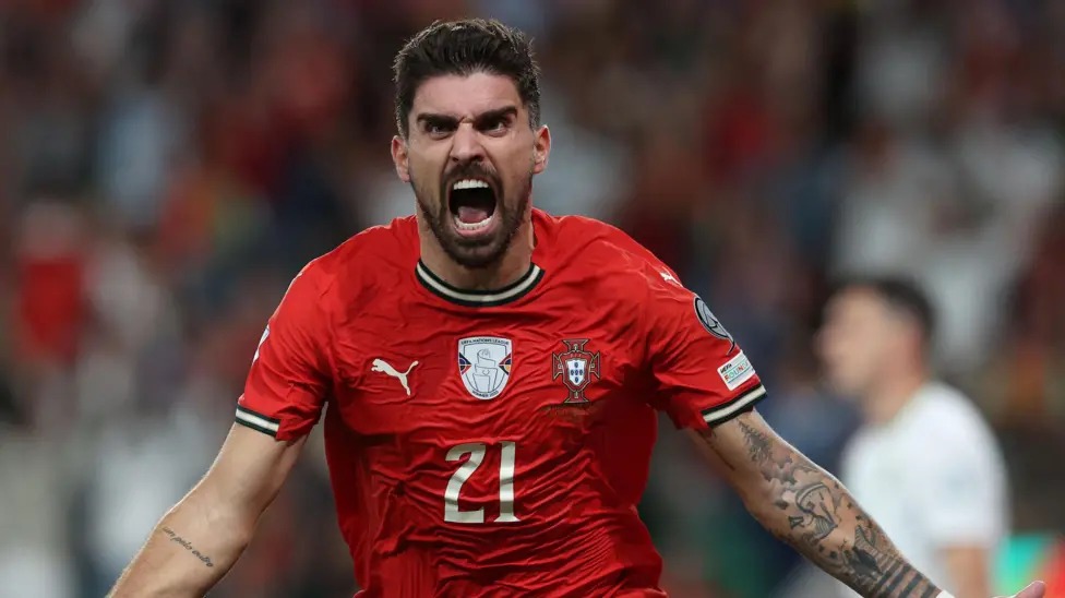 內(nèi)維斯高高躍起，頭球破門，幫助葡萄牙隊最后補時階段1-0絕殺愛爾蘭