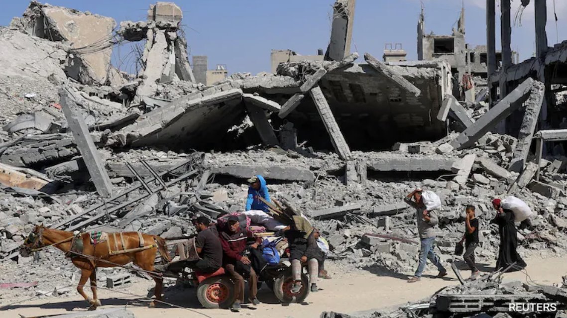 以色列與哈馬斯達(dá)成?；饏f(xié)議后，巴勒斯坦人在以色列軍隊(duì)撤離后走過廢墟