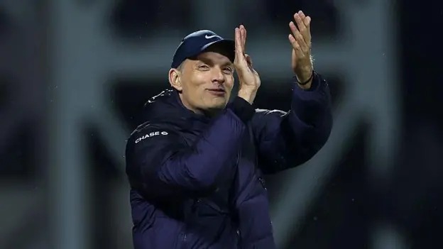 托馬斯&middot;圖切爾向英格蘭球迷鼓掌