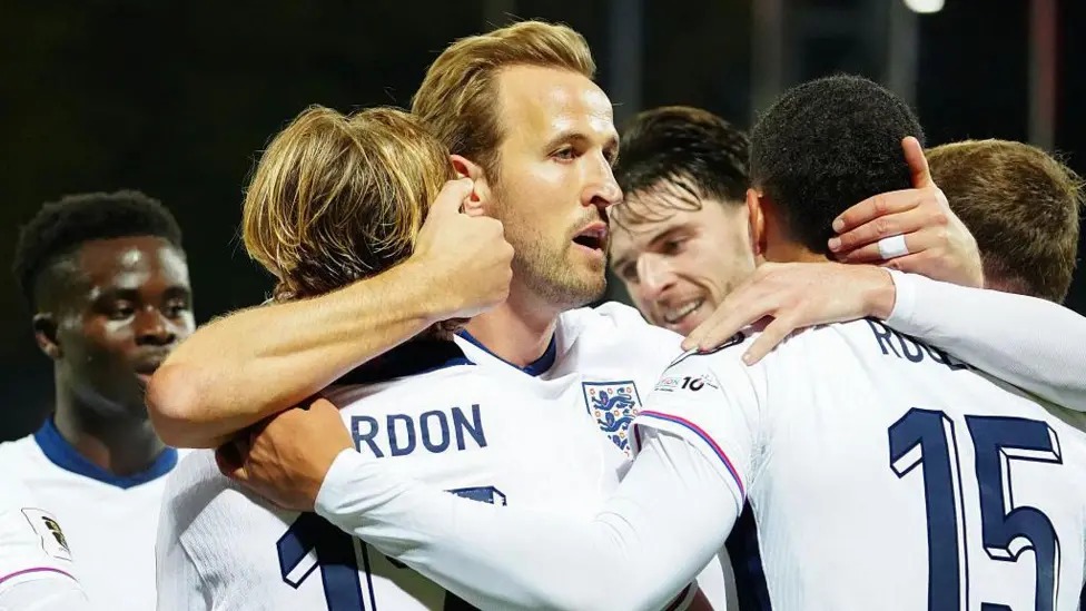 英格蘭球員慶祝對(duì)陣?yán)摼S亞的首粒進(jìn)球