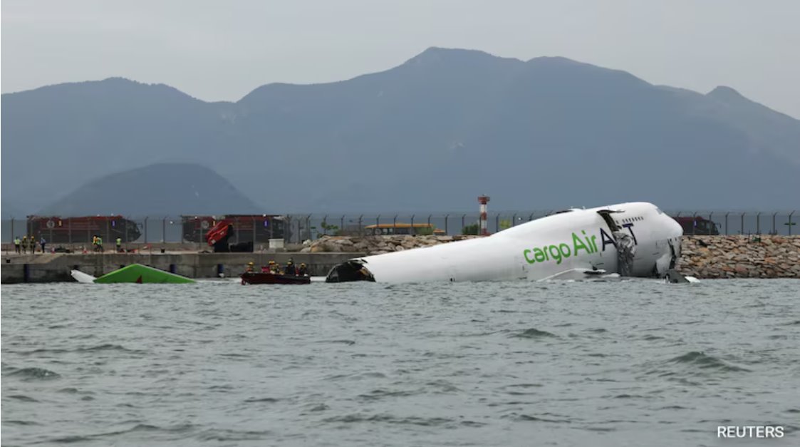 香港發(fā)生貨機降落時沖出機場跑道墜海2人死亡