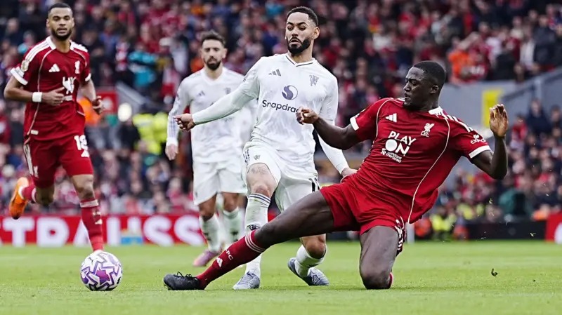 伊布拉希馬&middot;科納特在對陣曼聯(lián)的比賽中鏟球