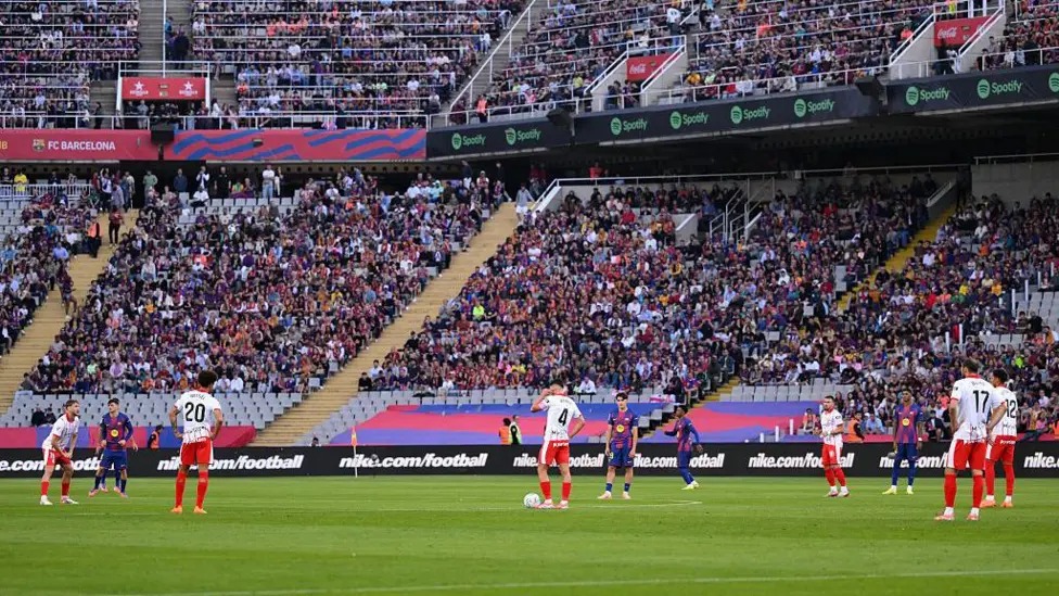 西甲聯(lián)賽開賽后，巴塞羅那隊(duì)和赫羅納隊(duì)的球員靜止站立15秒