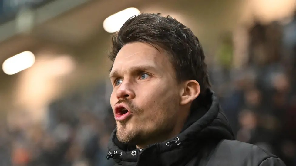 丹尼&middot;羅爾與 Ibrox 簽訂了一份為期兩年半的合同