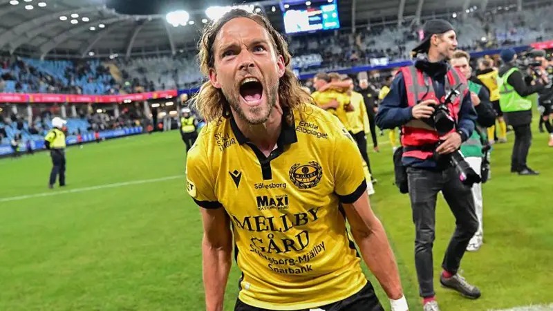 米亞爾比隊(duì)球員在以2-0戰(zhàn)勝IFK哥德堡隊(duì)后慶祝，并奪得瑞典超級聯(lián)賽冠軍